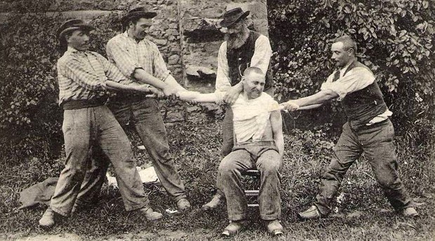 rebouteux_02 Carte postale - Coutumes, mœurs et costumes Bretons - Muzillac (Morbihan) - Un rebouteux remettant un bras démis